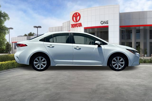 Used 2022 Toyota Corolla LE FWD image 3