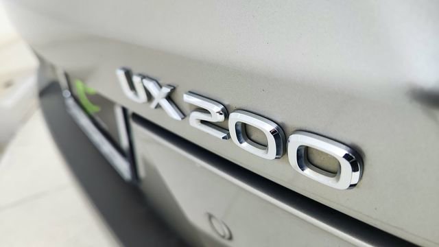Used 2019 Lexus UX 200 FWD image 17