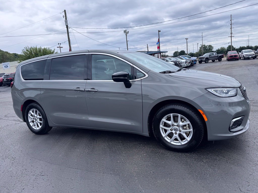 Used 2025 Chrysler Pacifica Select