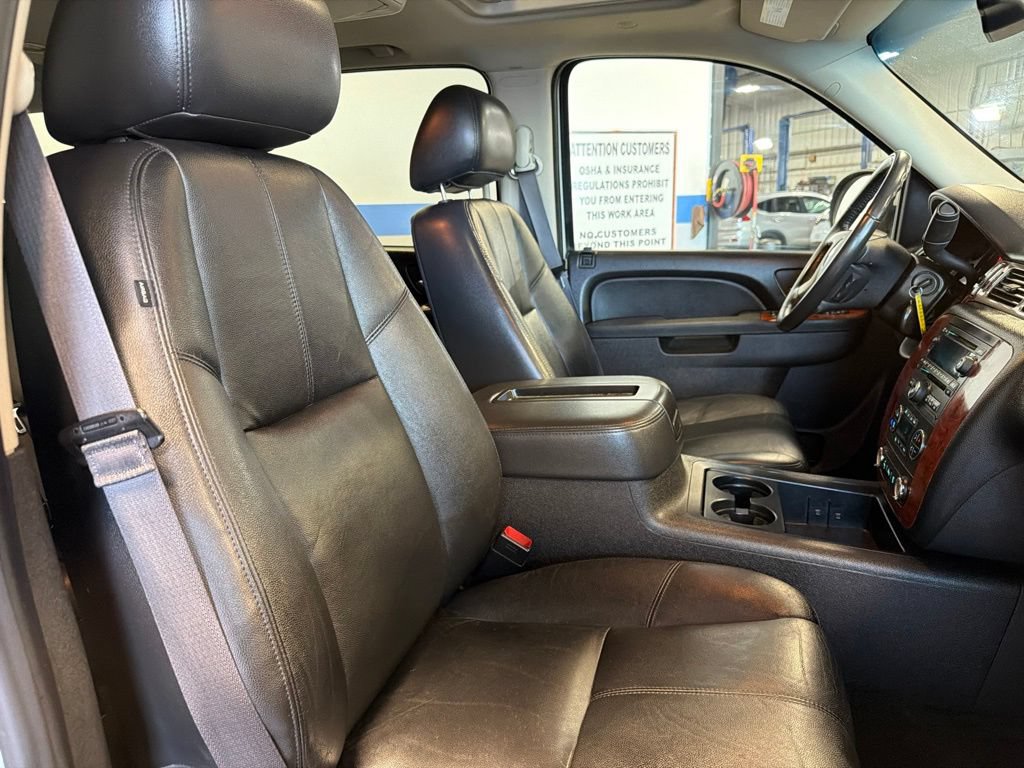 Used 2013 Chevrolet Suburban LT w/ Luxury Package AWD/4WD image 32