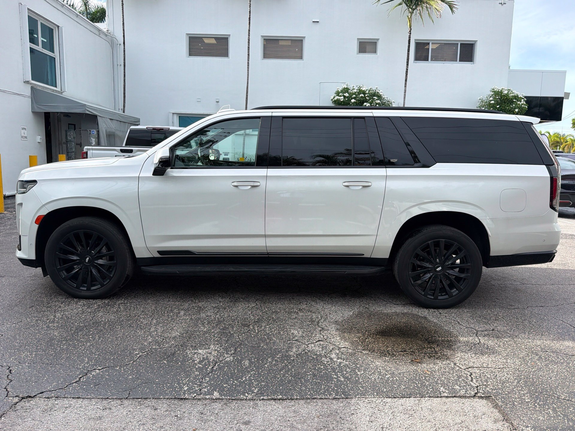 Used 2021 Cadillac Escalade ESV Premium Luxury AWD/4WD image 2