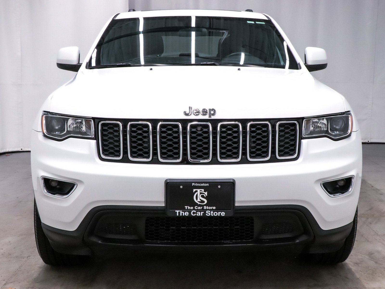 Used 2021 Jeep Grand Cherokee Laredo image 2
