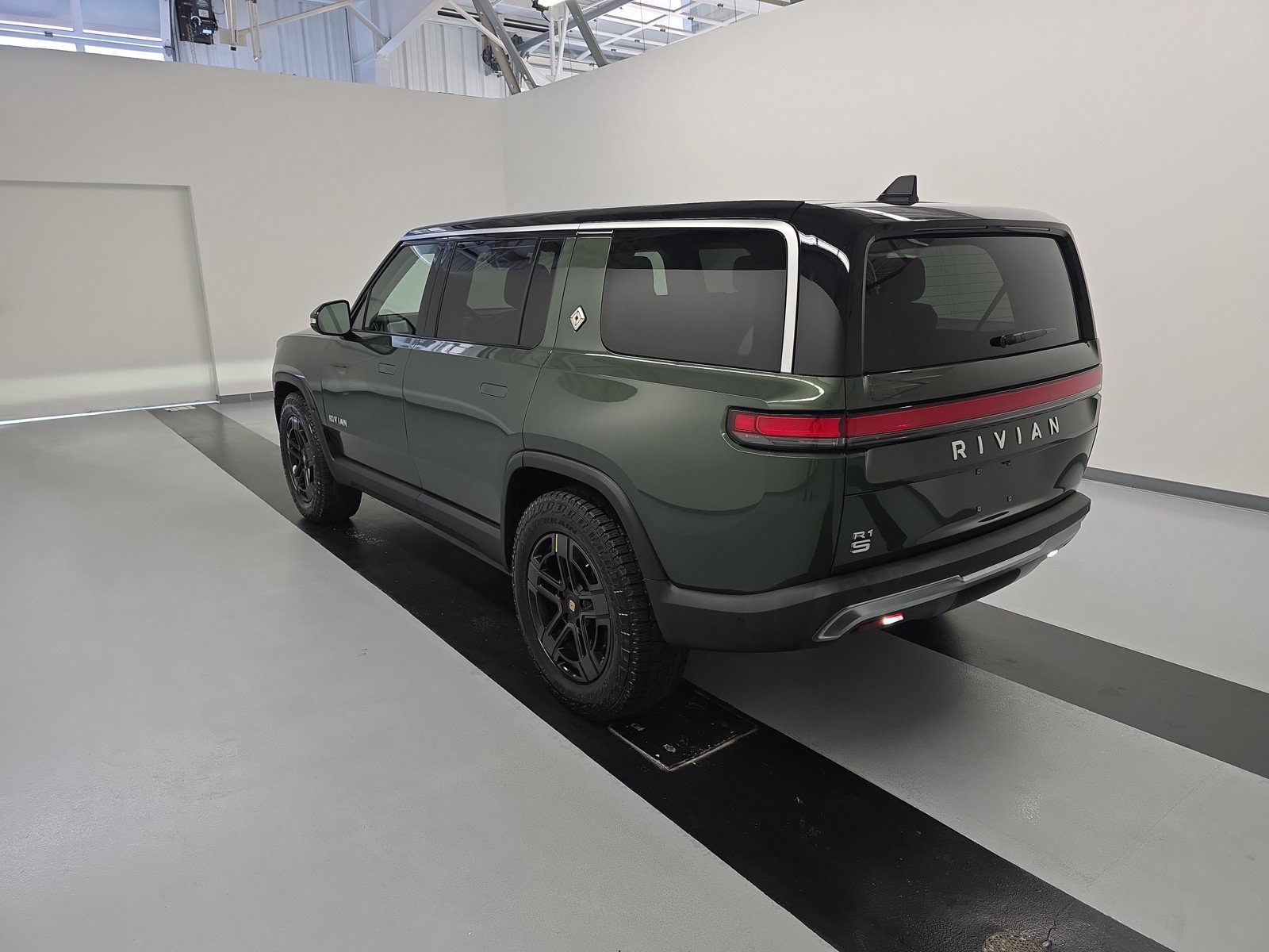 Used 2024 Rivian R1S Adventure AWD/4WD image 3