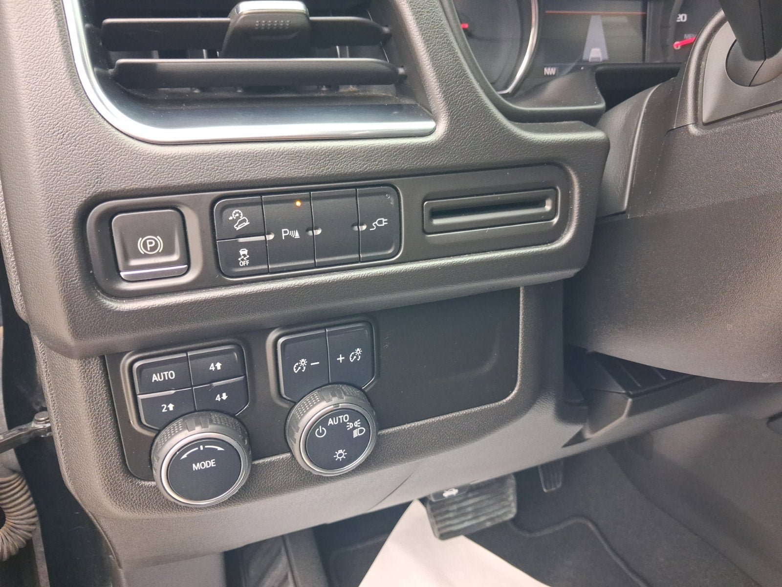 Used 2021 Chevrolet Suburban Z71 w/ Rear Media and Nav Package AWD/4WD image 17