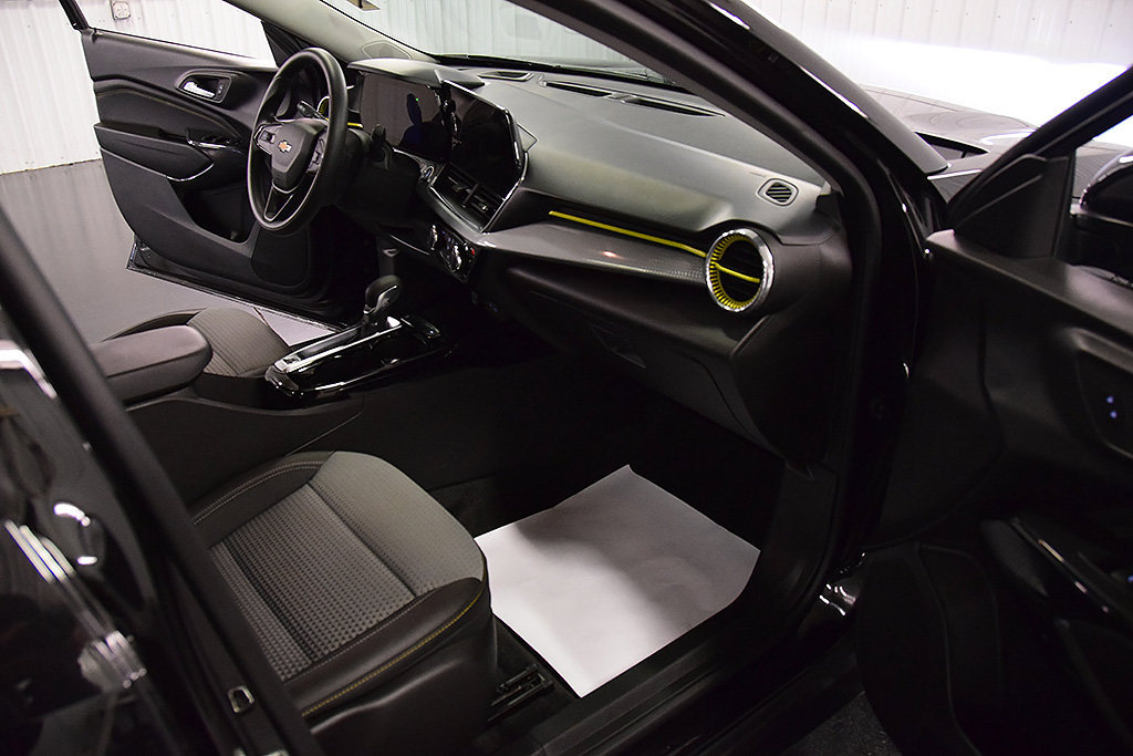 Used 2024 Chevrolet Trax LT w/ Sunroof Package FWD image 28