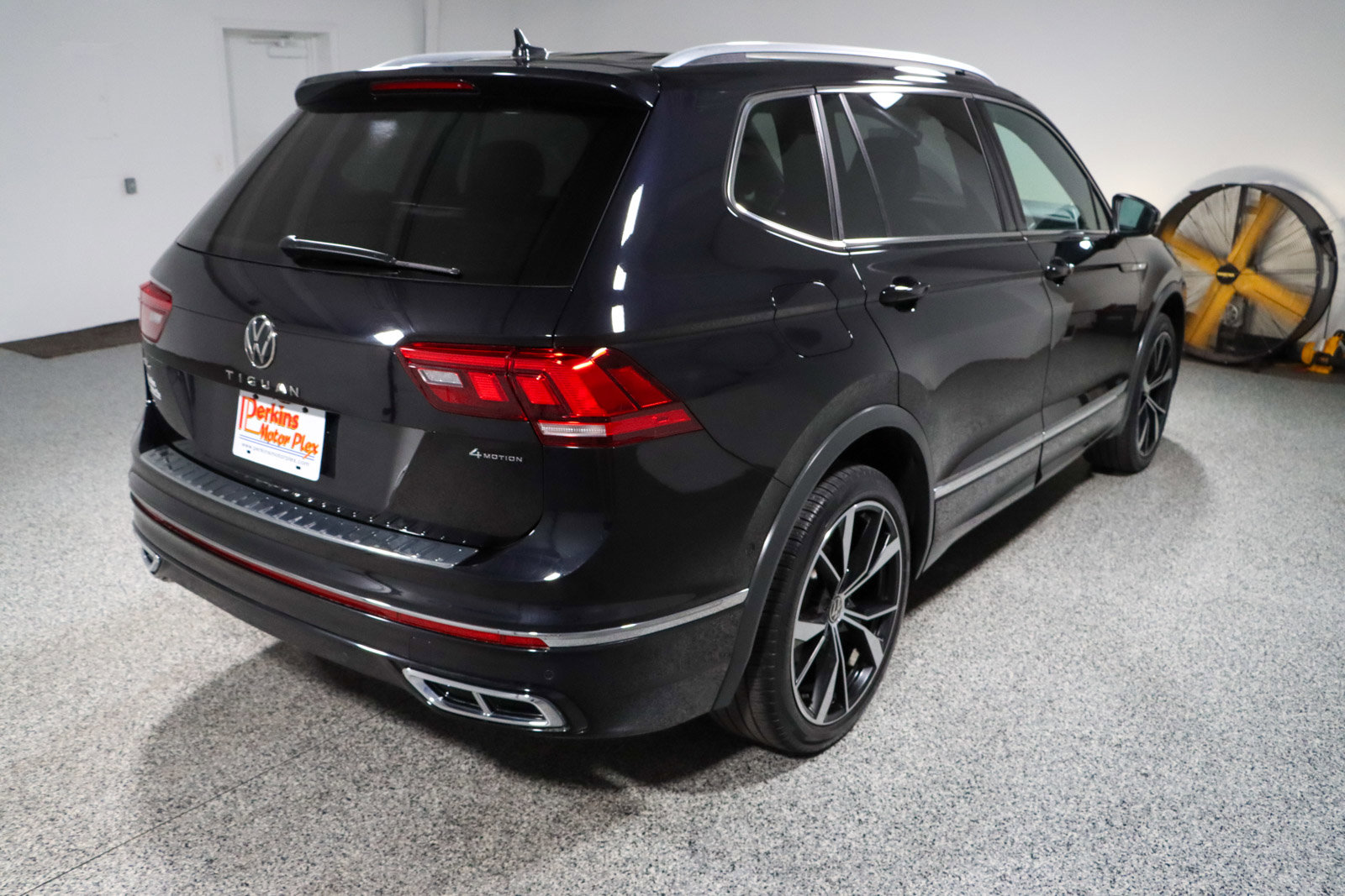 Used 2022 Volkswagen Tiguan SEL R-Line AWD/4WD image 7