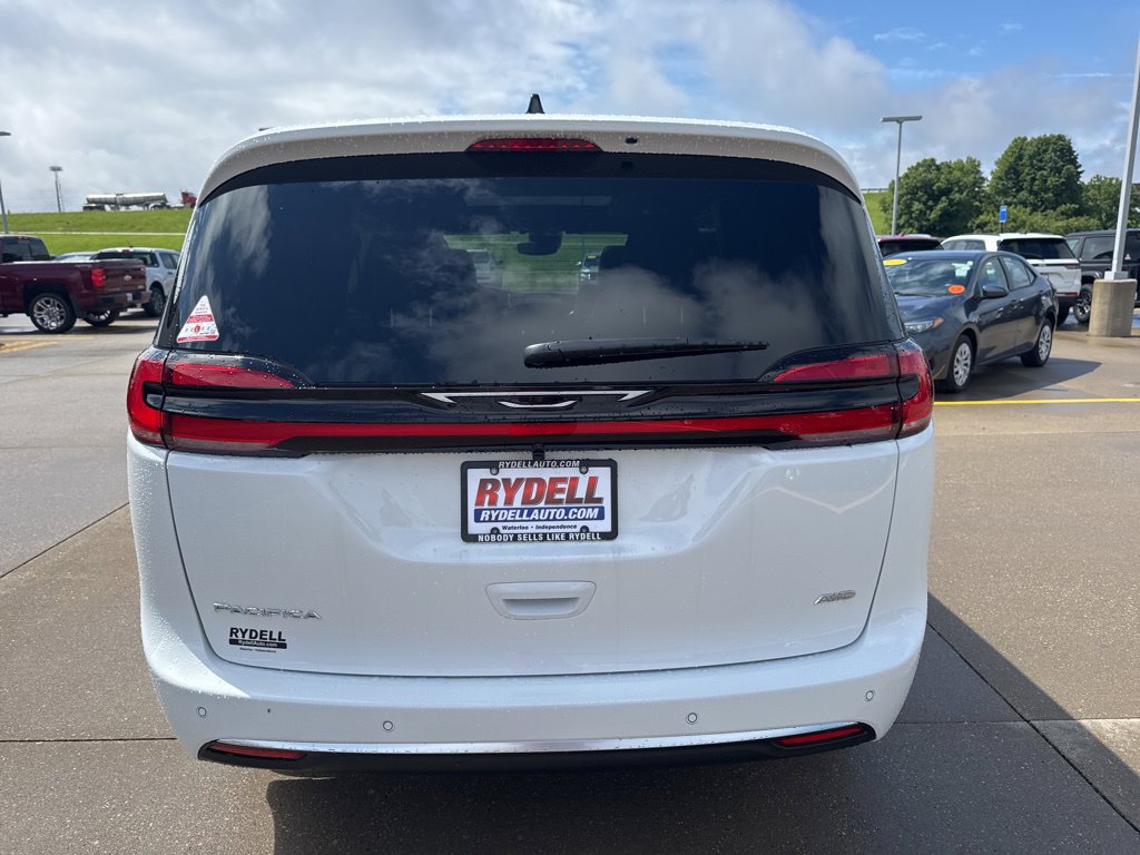 New 2027 Chrysler Pacifica Select w/ Family Tech Group AWD/4WD image 35