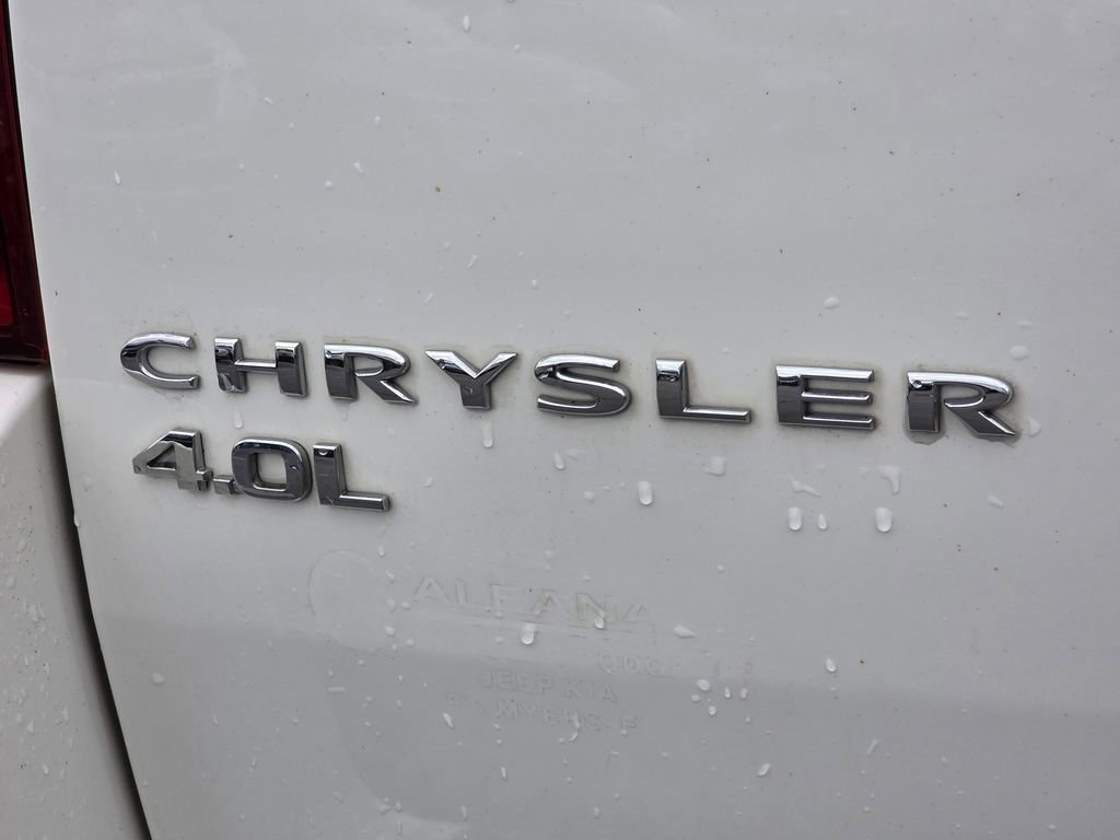 Used 2009 Chrysler Town & Country Limited w/ Entertainment Group #3 FWD image 13