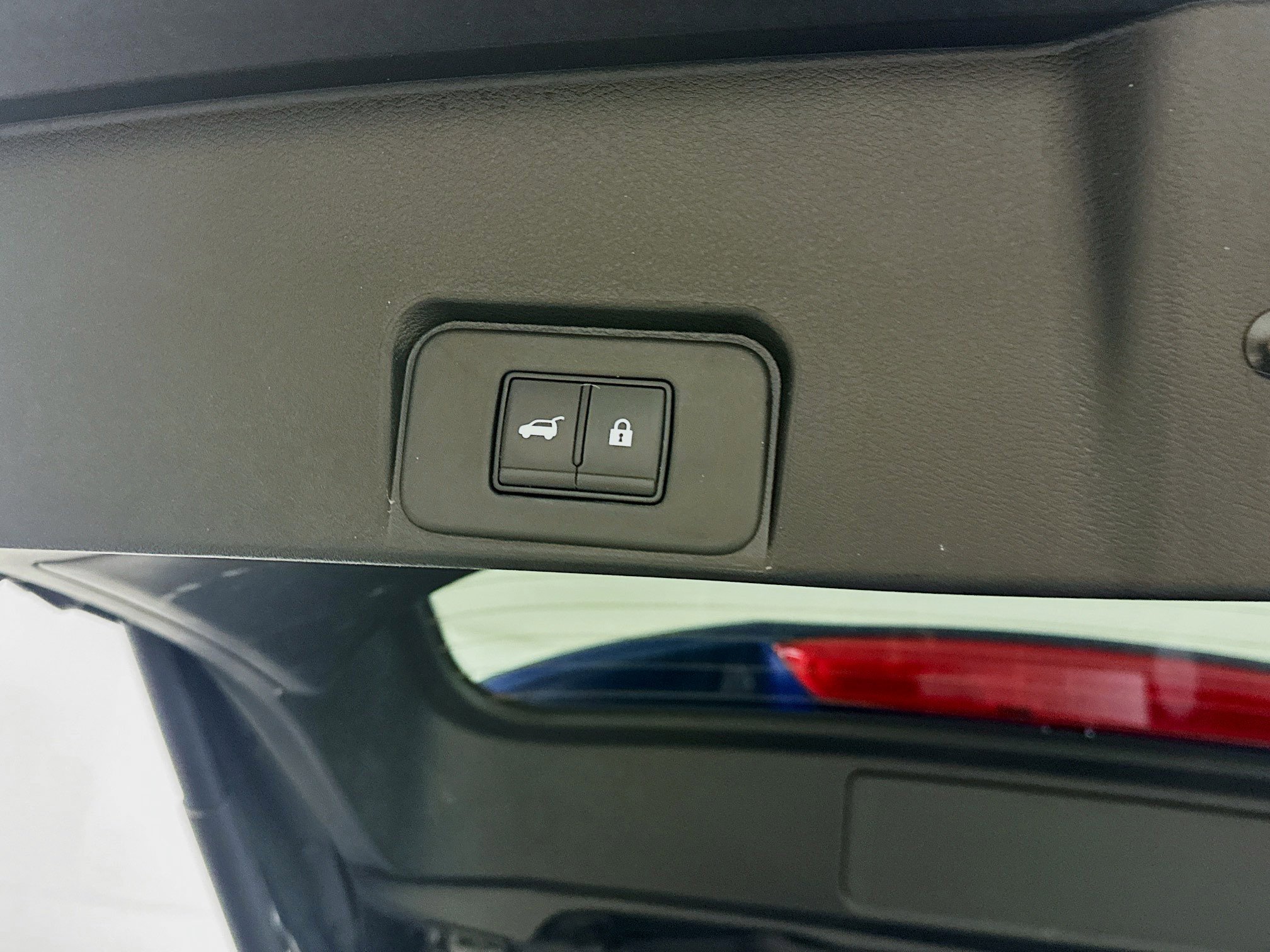 Used 2025 Nissan Rogue SV image 28