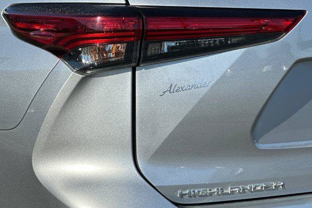 Used 2021 Toyota Highlander XLE FWD image 29