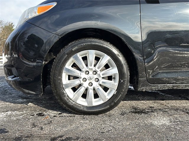 Used 2012 Toyota Sienna LE image 27