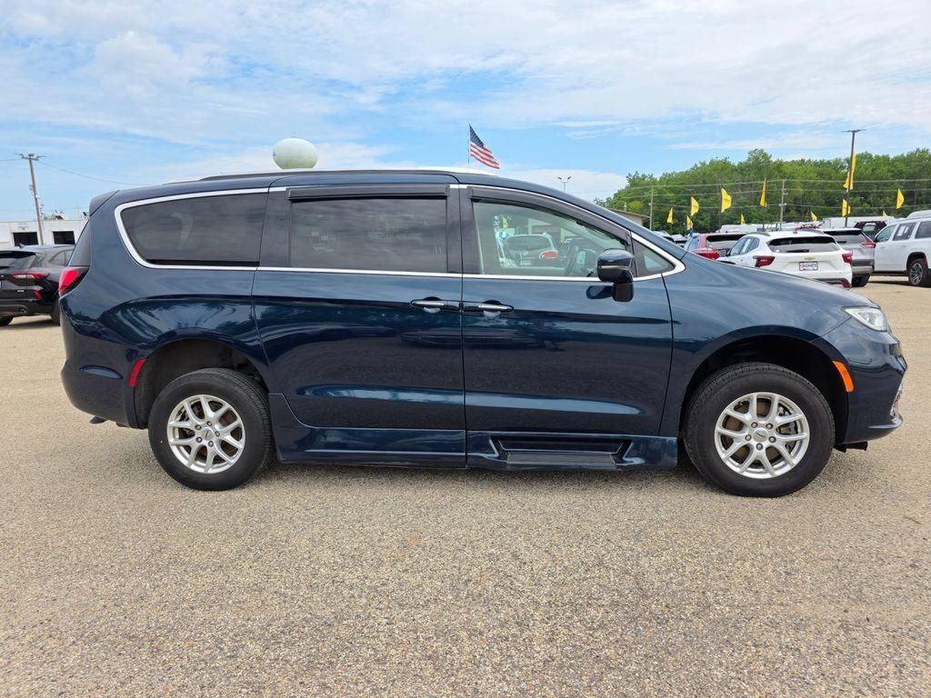 Used 2021 Chrysler Pacifica Touring-L w/ Uconnect Theater Family Group FWD image 11