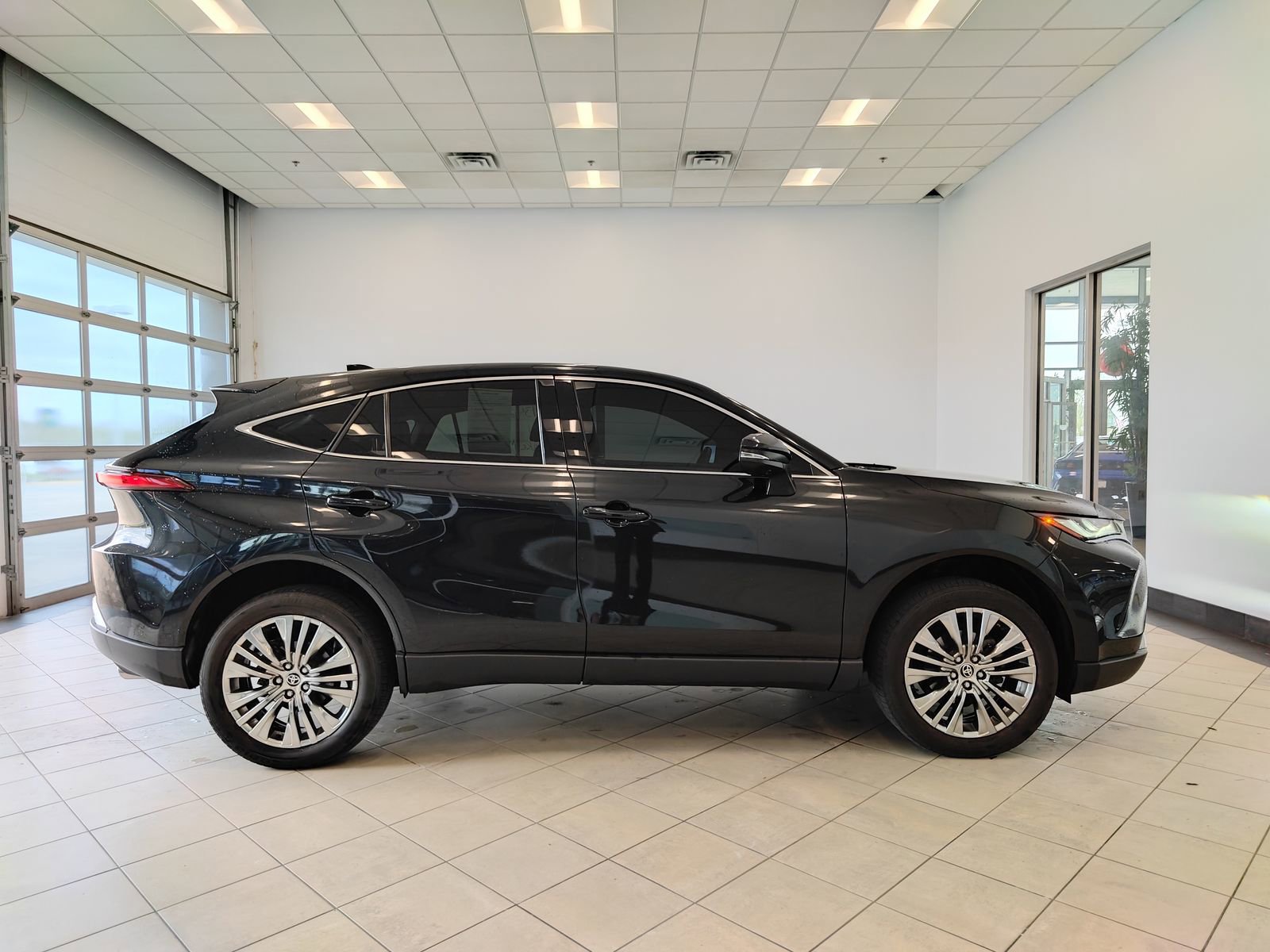 Used 2024 Toyota Venza Limited image 2