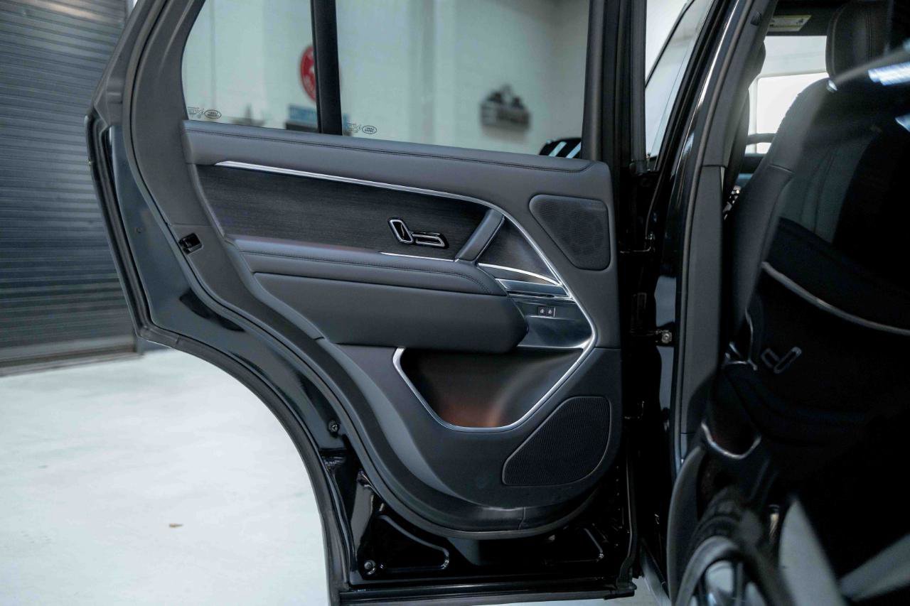 Used 2025 Land Rover Range Rover SE image 43