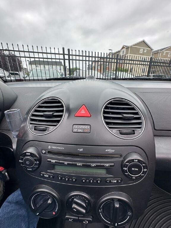 Used 2009 Volkswagen Beetle S FWD image 10