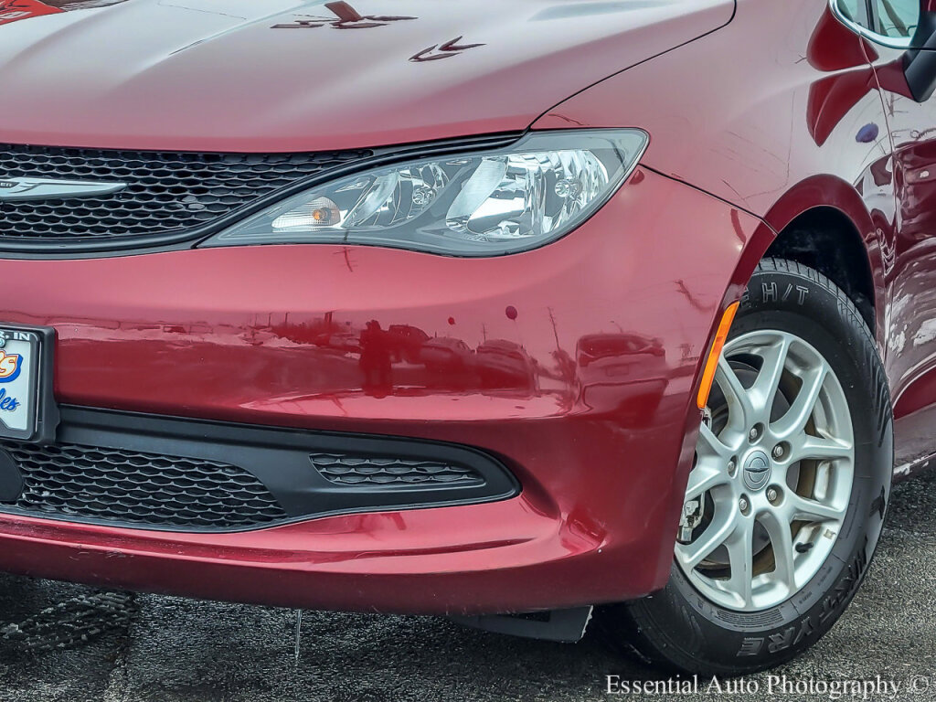 Used 2022 Chrysler Voyager LX image 36