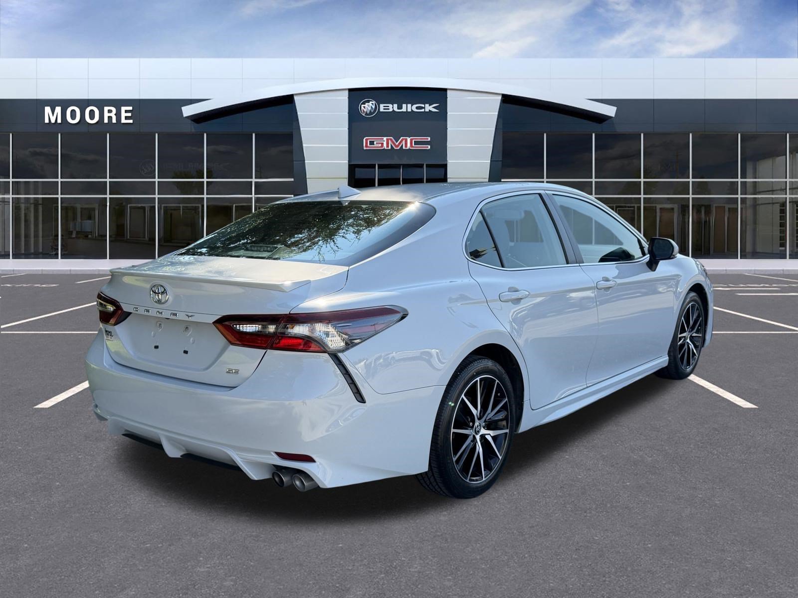 Used 2024 Toyota Camry SE w/ Convenience Package FWD image 3