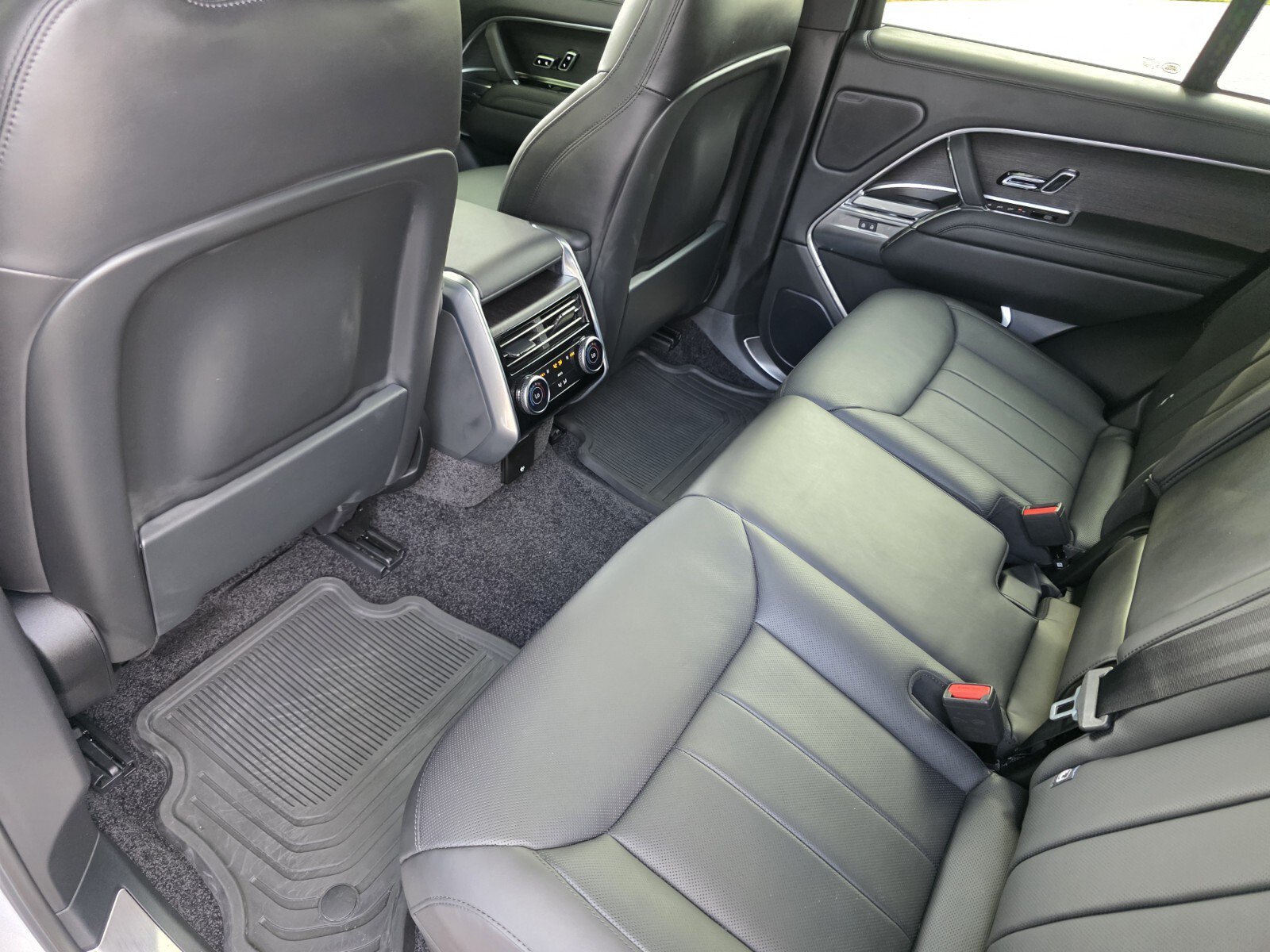 Certified 2025 Land Rover Range Rover SE AWD/4WD image 16