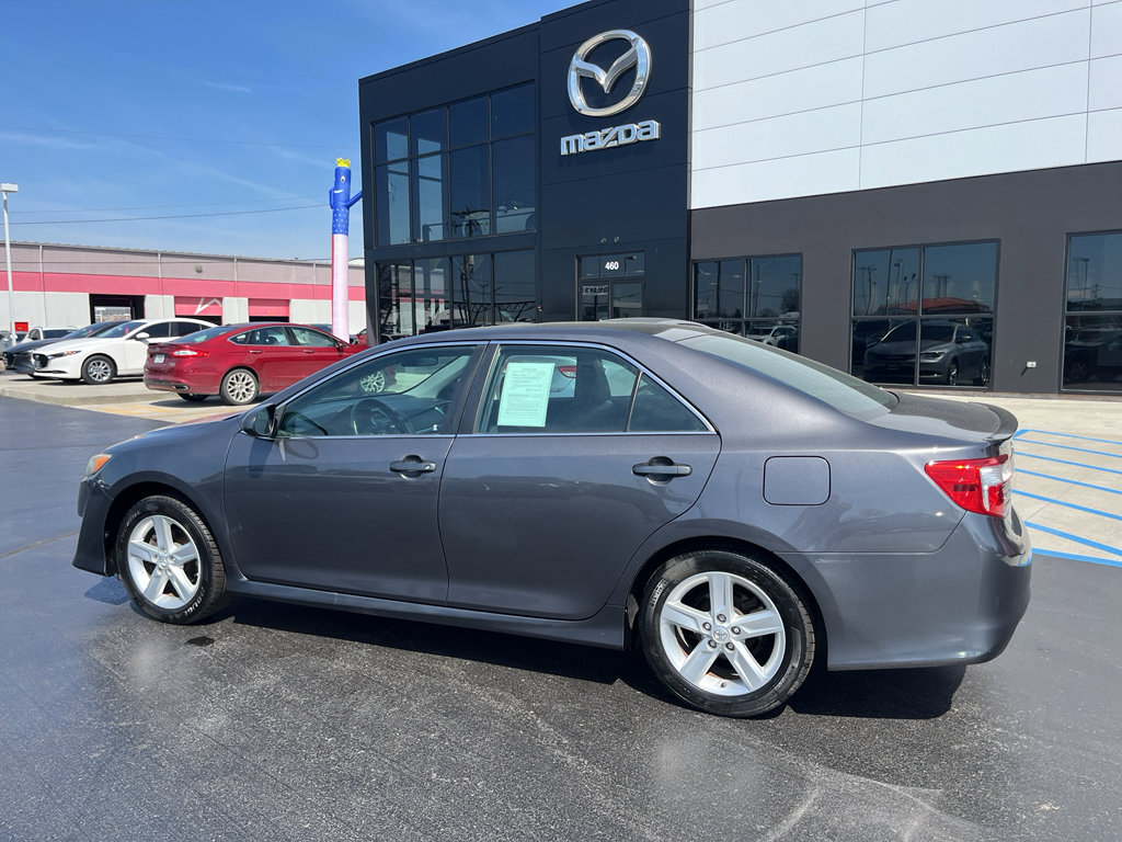 Used 2014 Toyota Camry SE w/ Moonroof Package FWD image 3