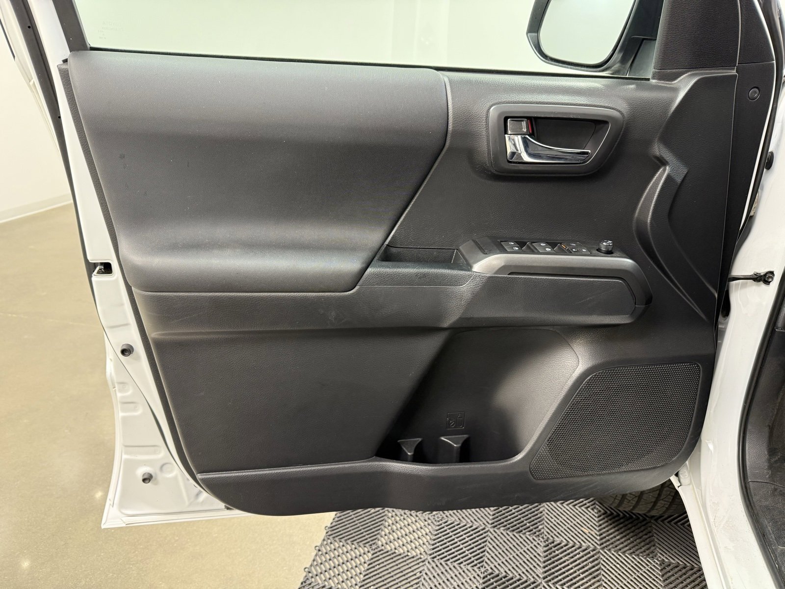 Used 2022 Toyota Tacoma TRD Off-Road image 9