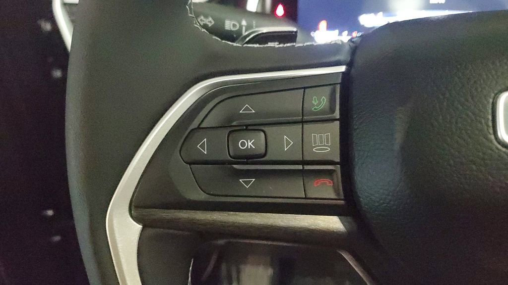 Used 2024 Jeep Grand Cherokee Limited w/ Black Appearance Package image 30