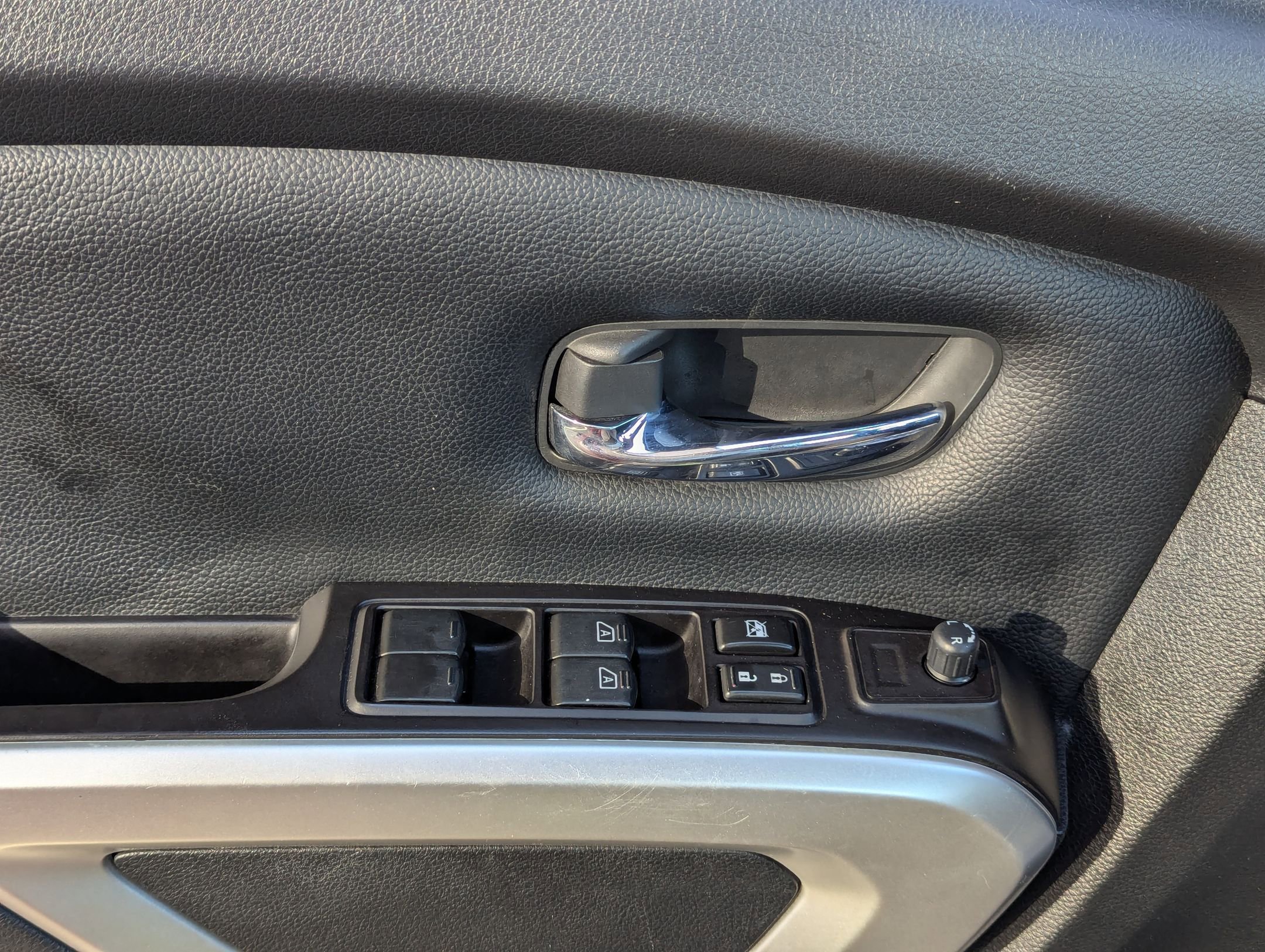 Used 2020 Nissan Titan SV image 12