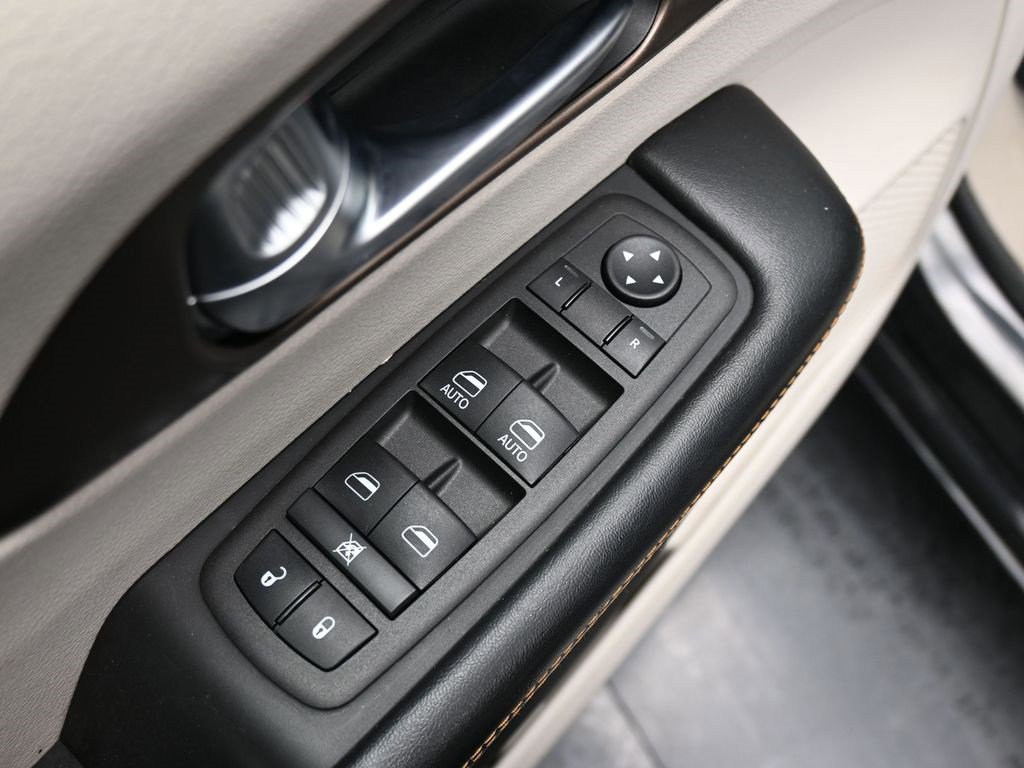 Used 2017 Chrysler Pacifica Touring image 31