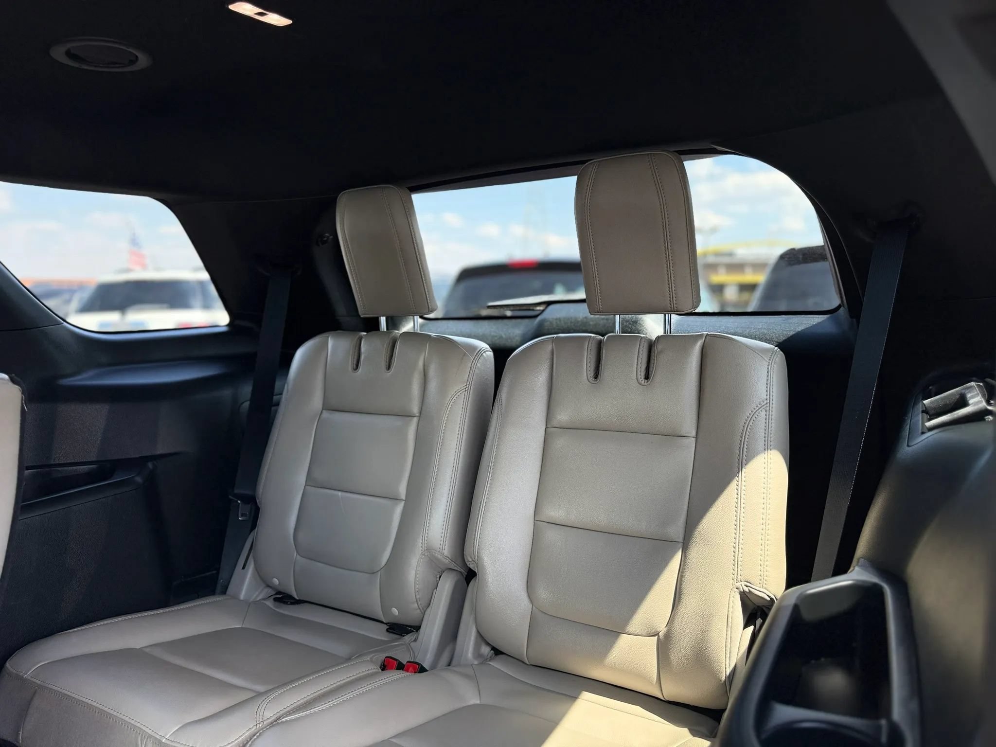 Used 2018 Ford Explorer XLT w/ Equipment Group 202A FWD image 21