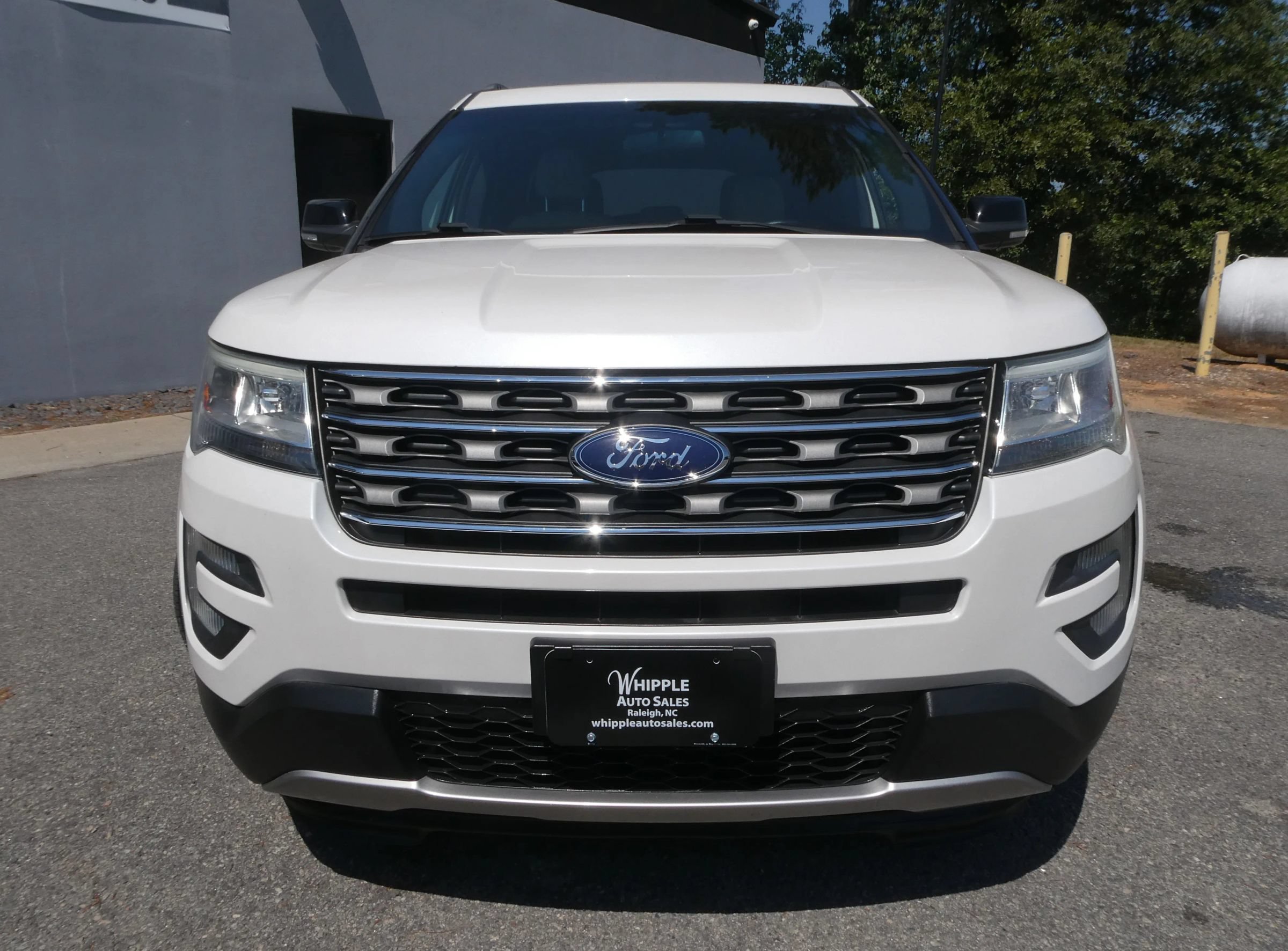 Used 2017 Ford Explorer XLT FWD image 2