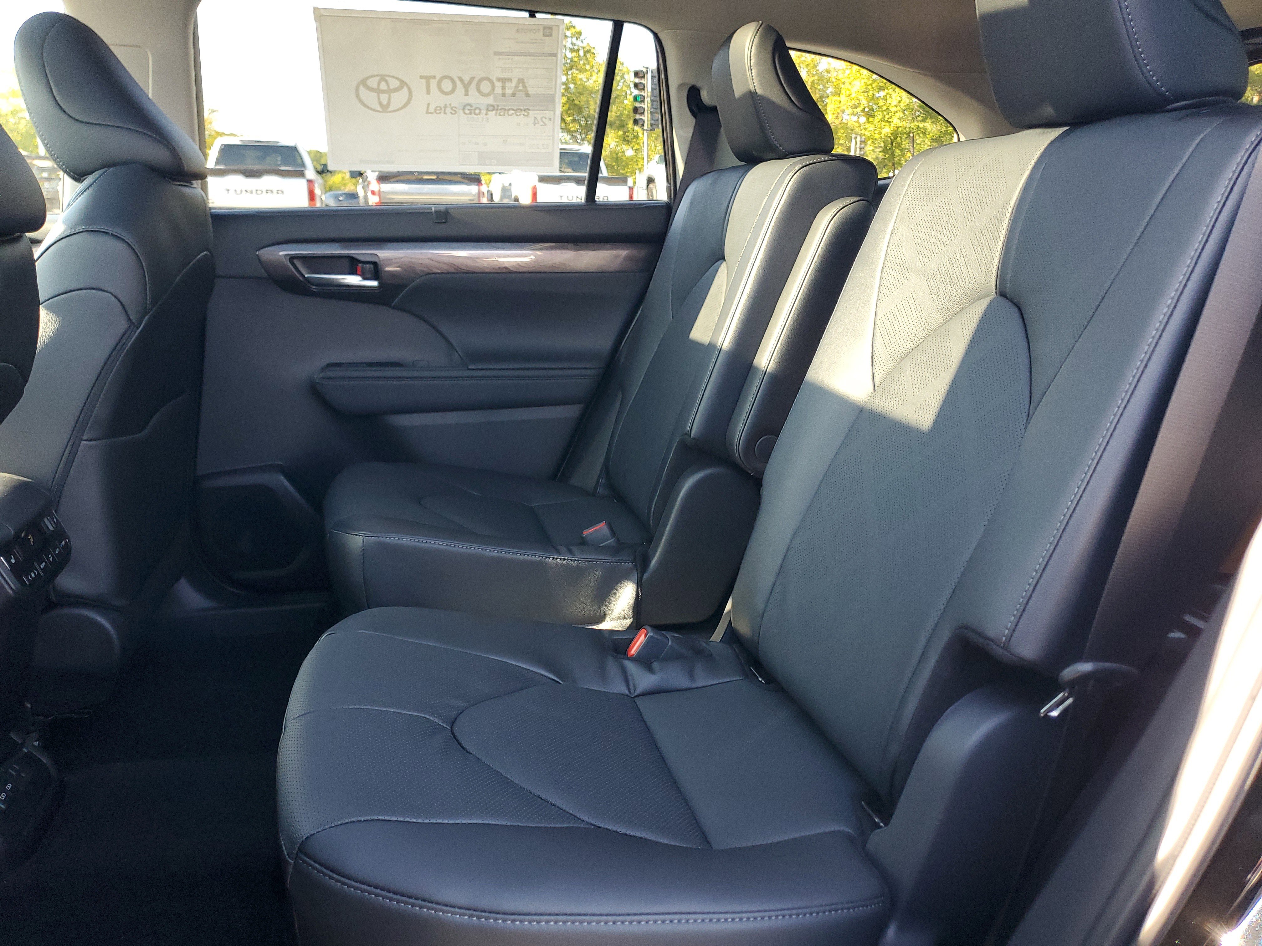 New 2025 Toyota Highlander Platinum image 12
