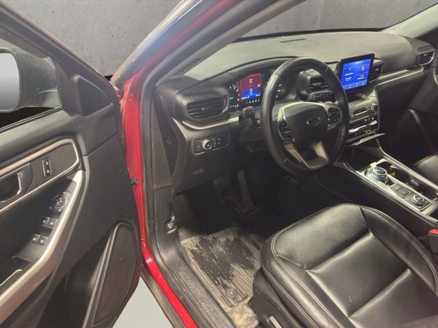 Used 2021 Ford Explorer XLT w/ Equipment Group 202A AWD/4WD image 16
