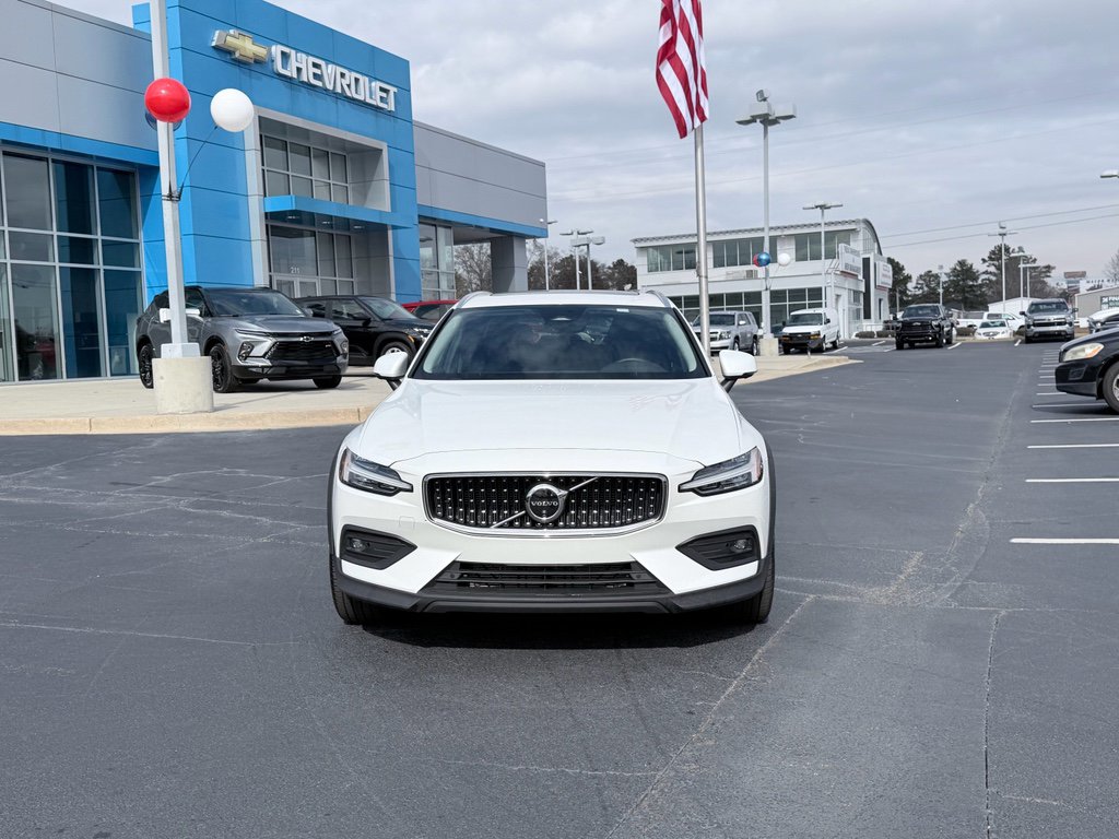 Used 2025 Volvo V60 B5 Cross Country Plus image 3