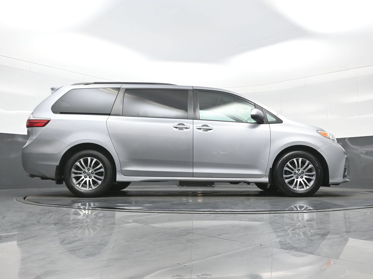 Used 2018 Toyota Sienna XLE FWD image 35