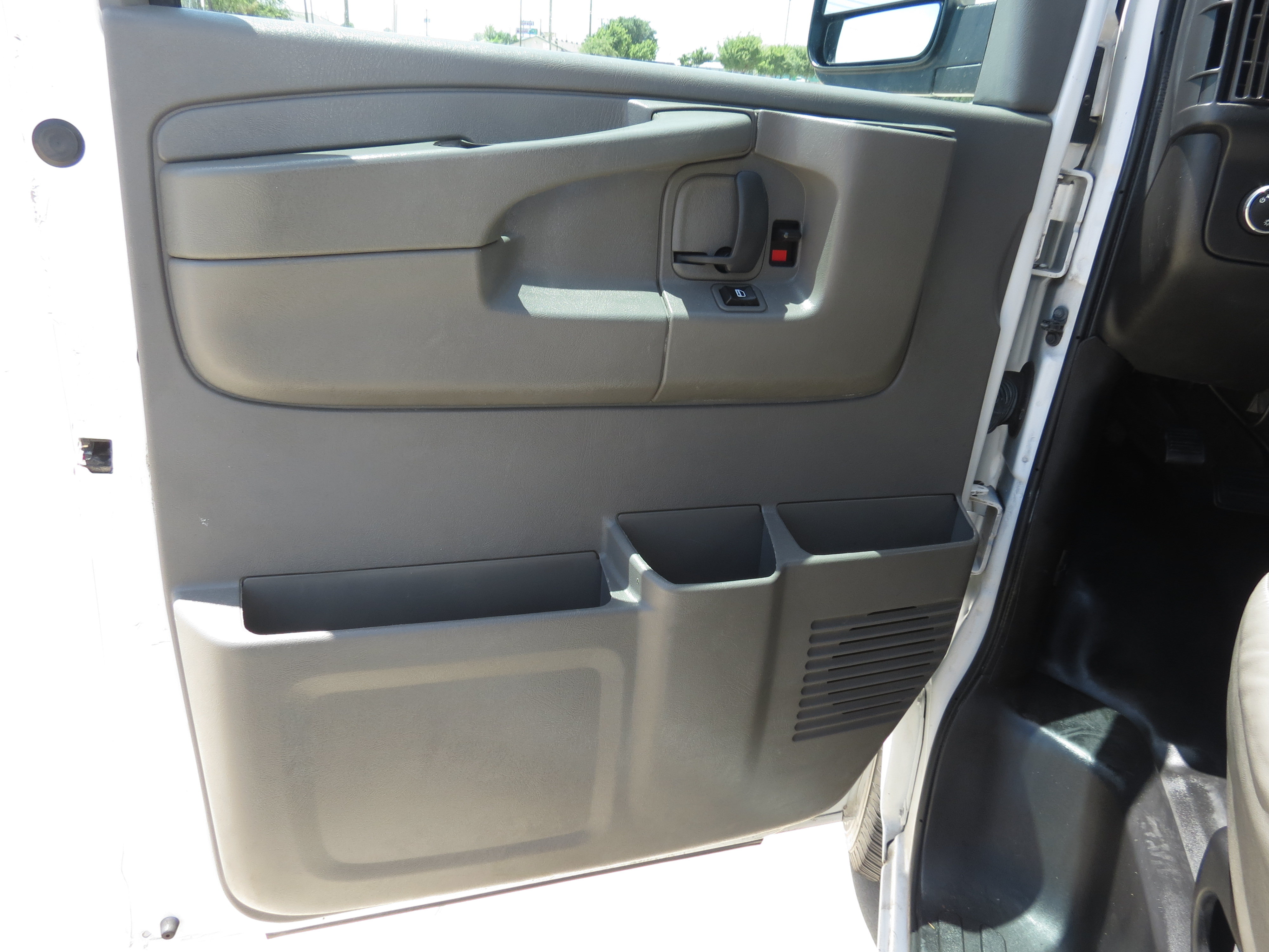 Used 2015 Chevrolet Express 2500 RWD image 21