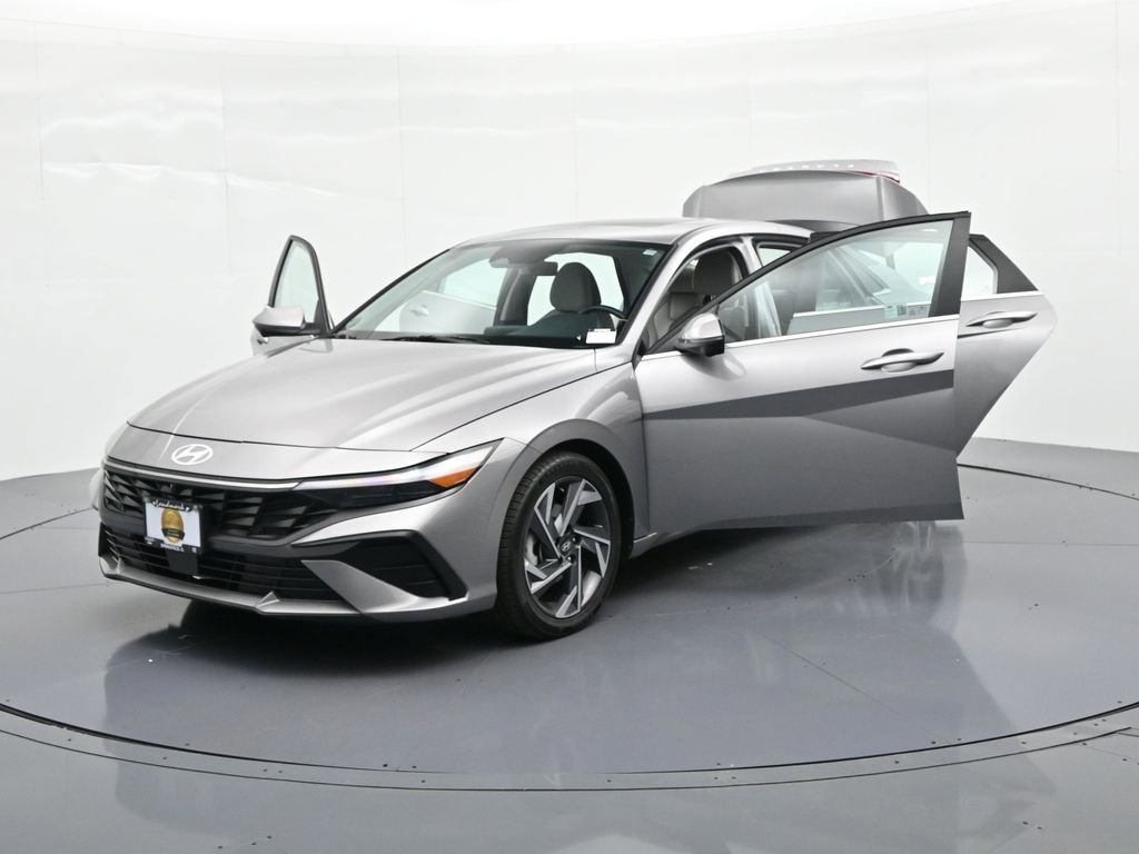 Used 2024 Hyundai Elantra Limited image 33