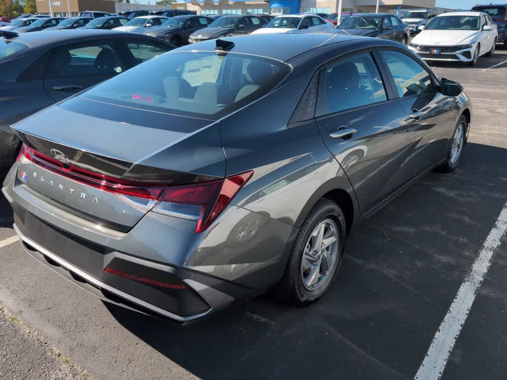 New 2026 Hyundai Elantra SE FWD image 14