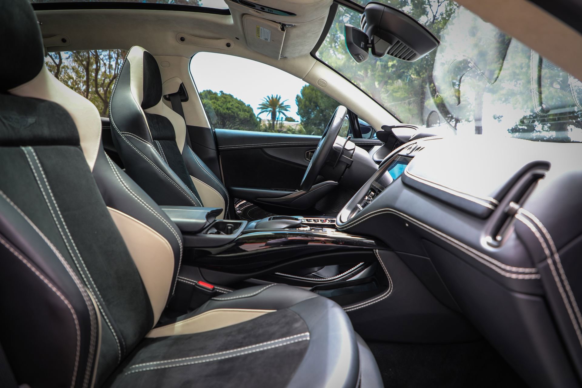 Used 2022 Aston Martin DBX AWD/4WD image 22