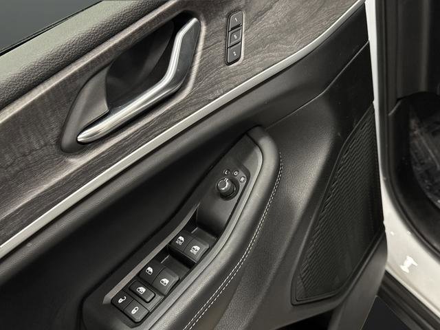 Used 2025 Jeep Grand Cherokee L Limited w/ Black Appearance Package image 29