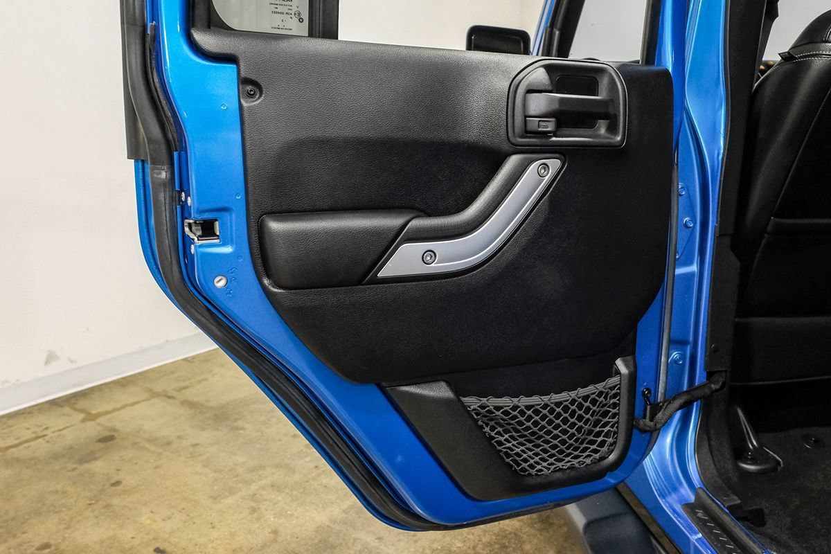 Used 2015 Jeep Wrangler Unlimited Sahara w/ Connectivity Group AWD/4WD image 39