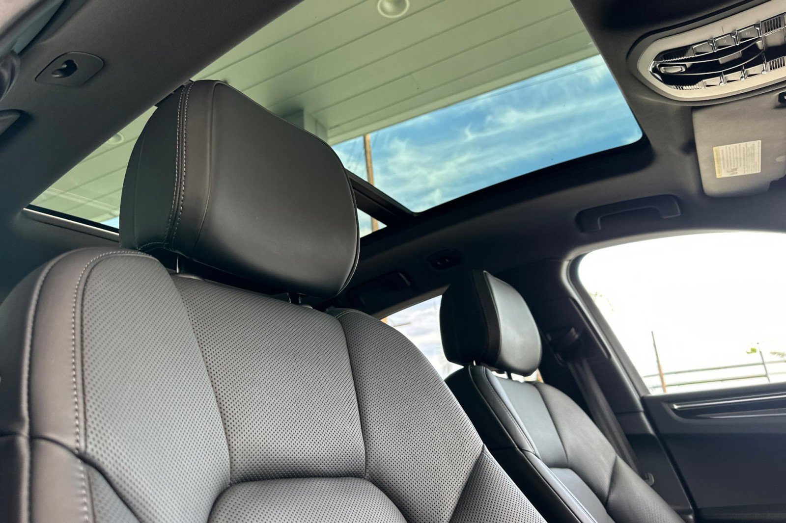 Certified 2023 Porsche Macan AWD/4WD image 17