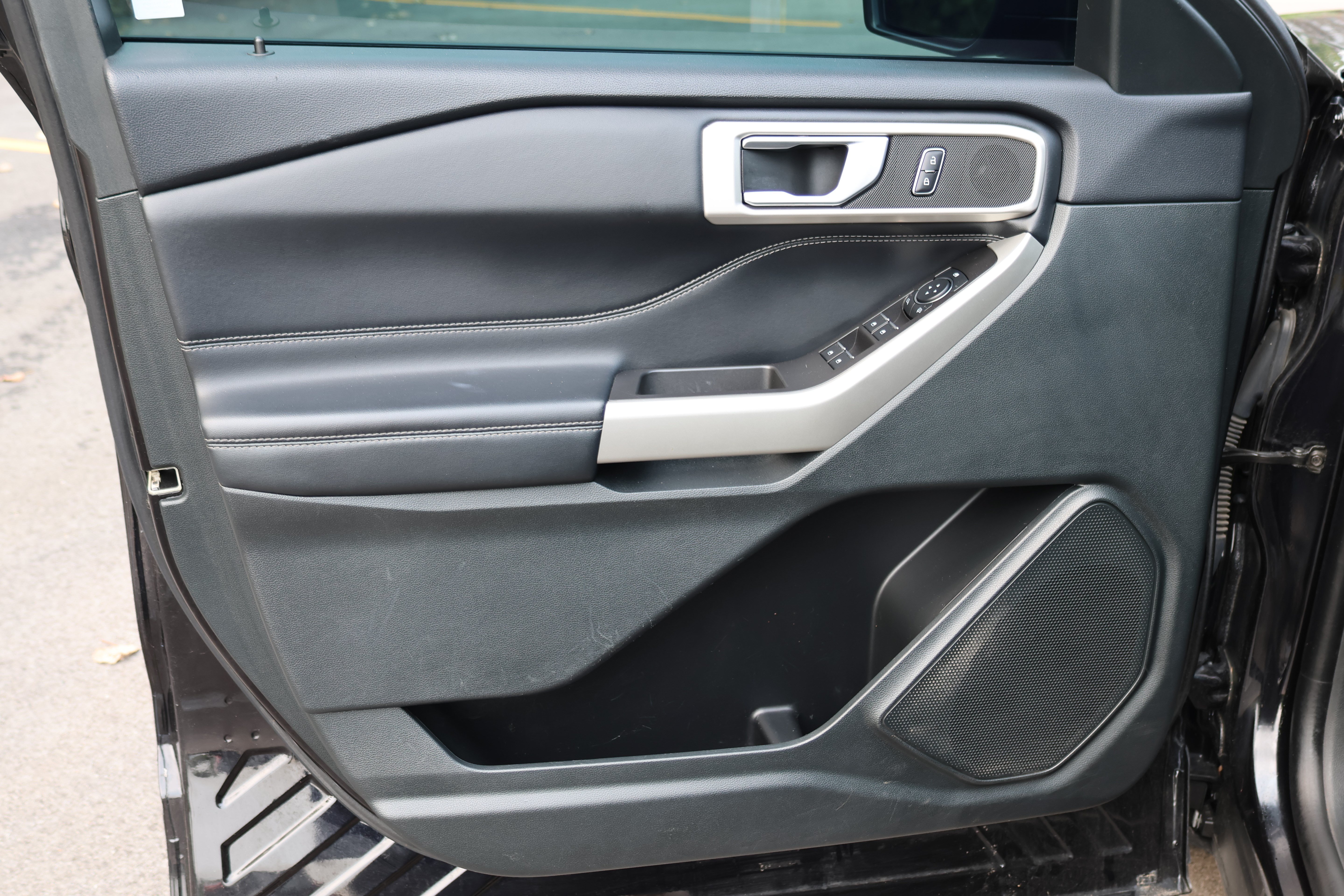 Used 2023 Ford Explorer XLT AWD/4WD image 24