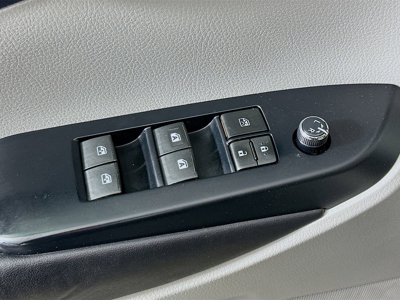 Used 2015 Toyota Highlander XLE image 19