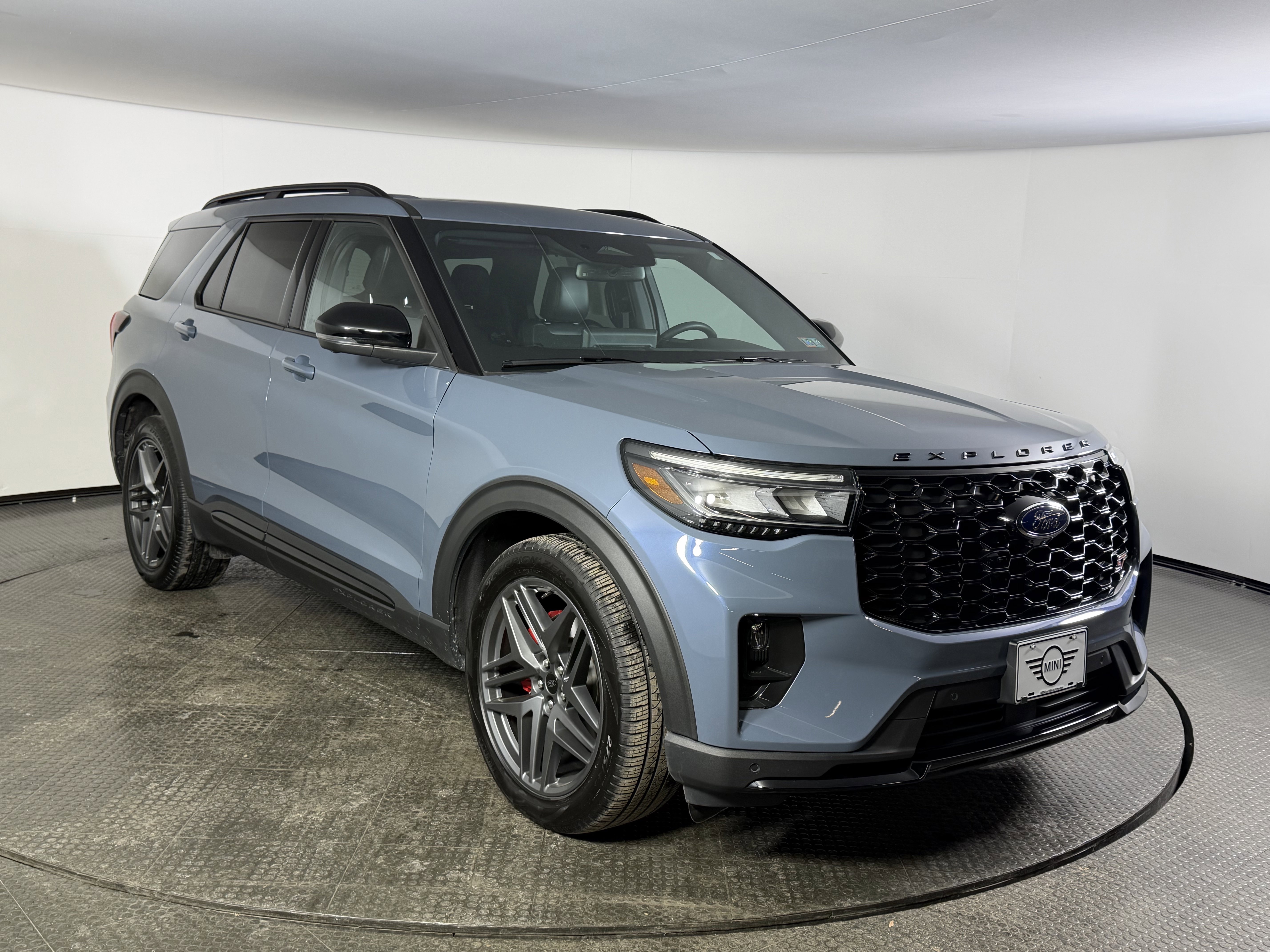 Used 2025 Ford Explorer ST image 3