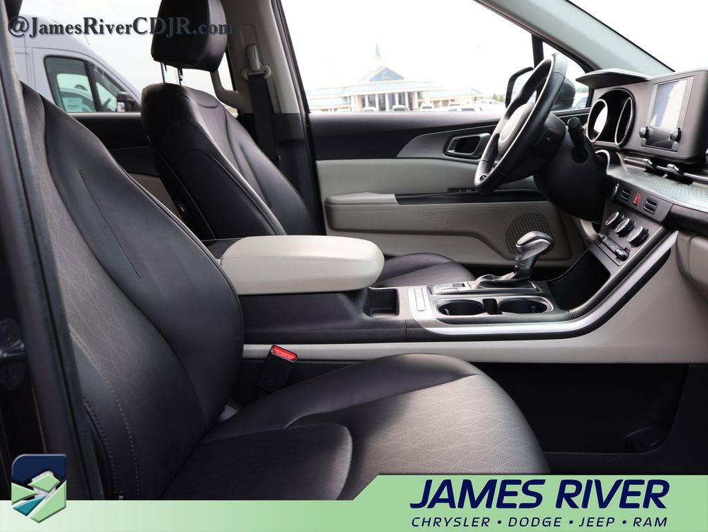 Used 2023 Kia Carnival LX image 9