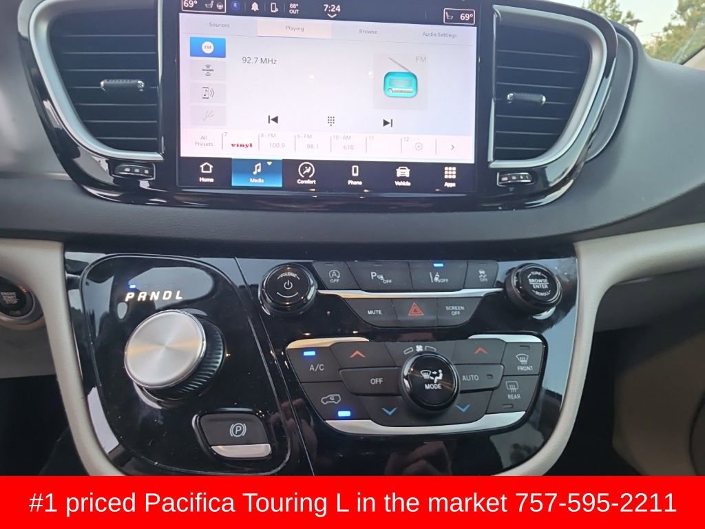 Used 2023 Chrysler Pacifica Touring-L image 14