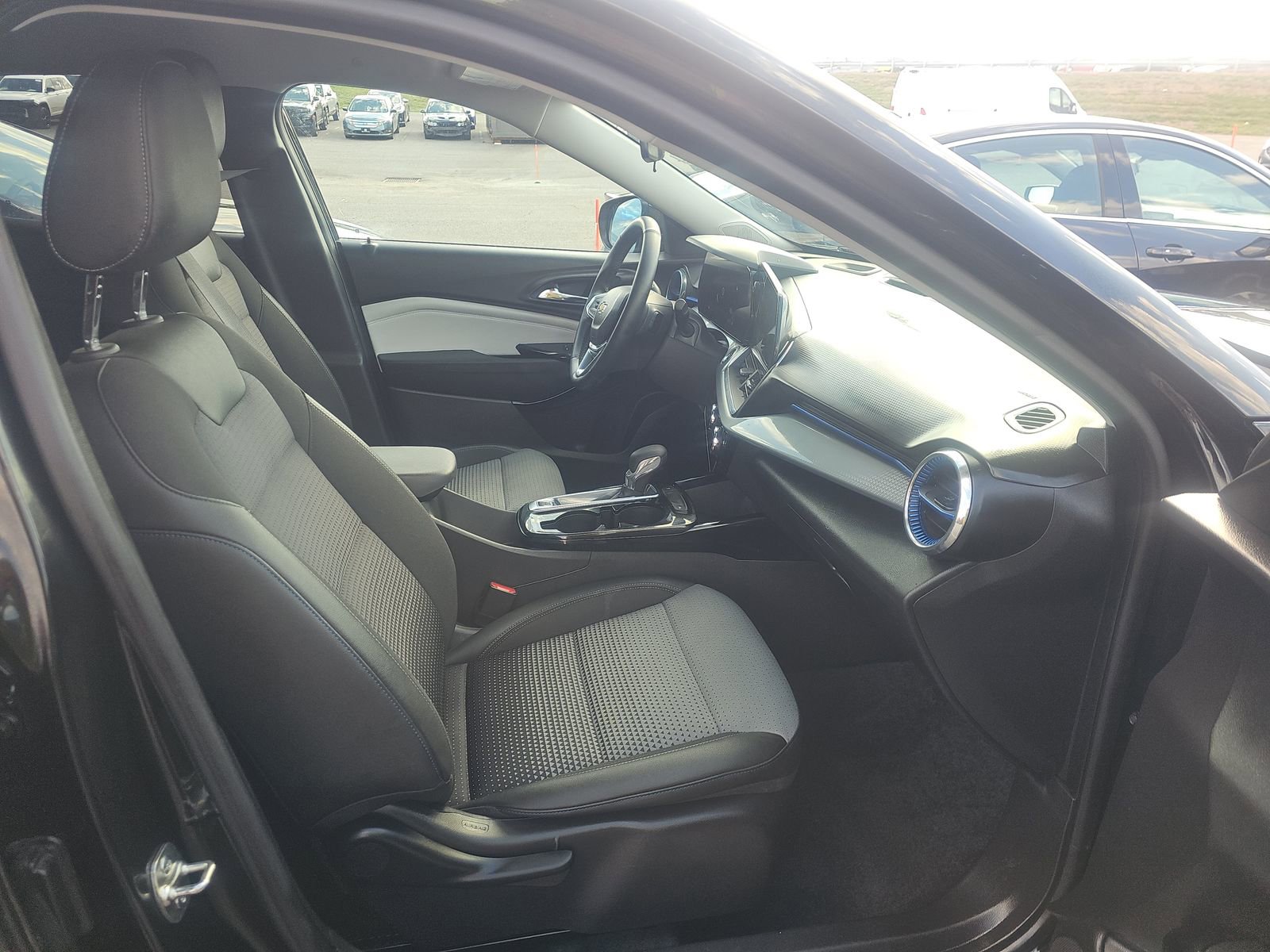 Used 2025 Chevrolet Trax LT w/ LT Convenience Package image 9