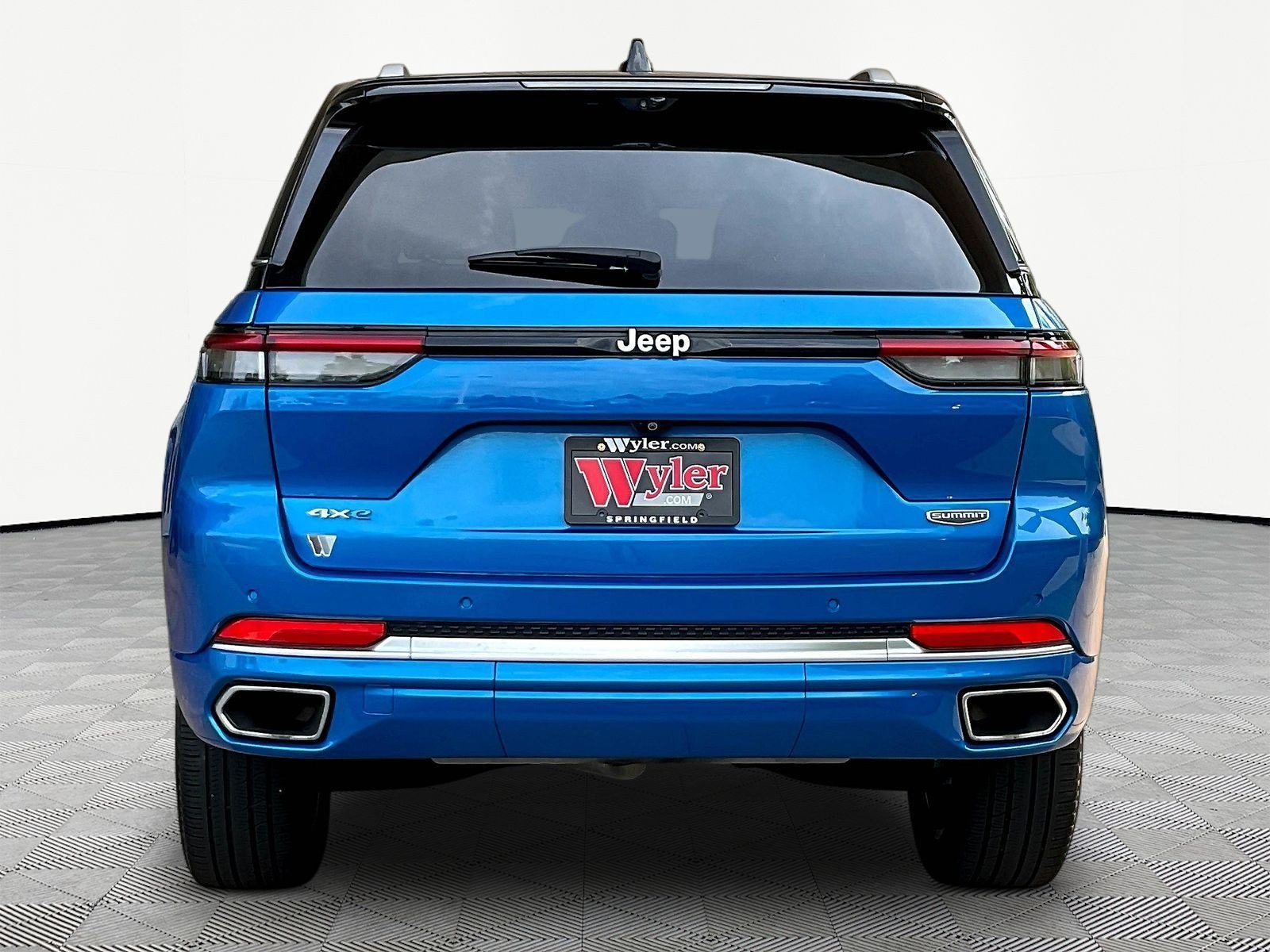 Used 2022 Jeep Grand Cherokee Summit w/ Advanced Protech Group IV AWD/4WD image 5