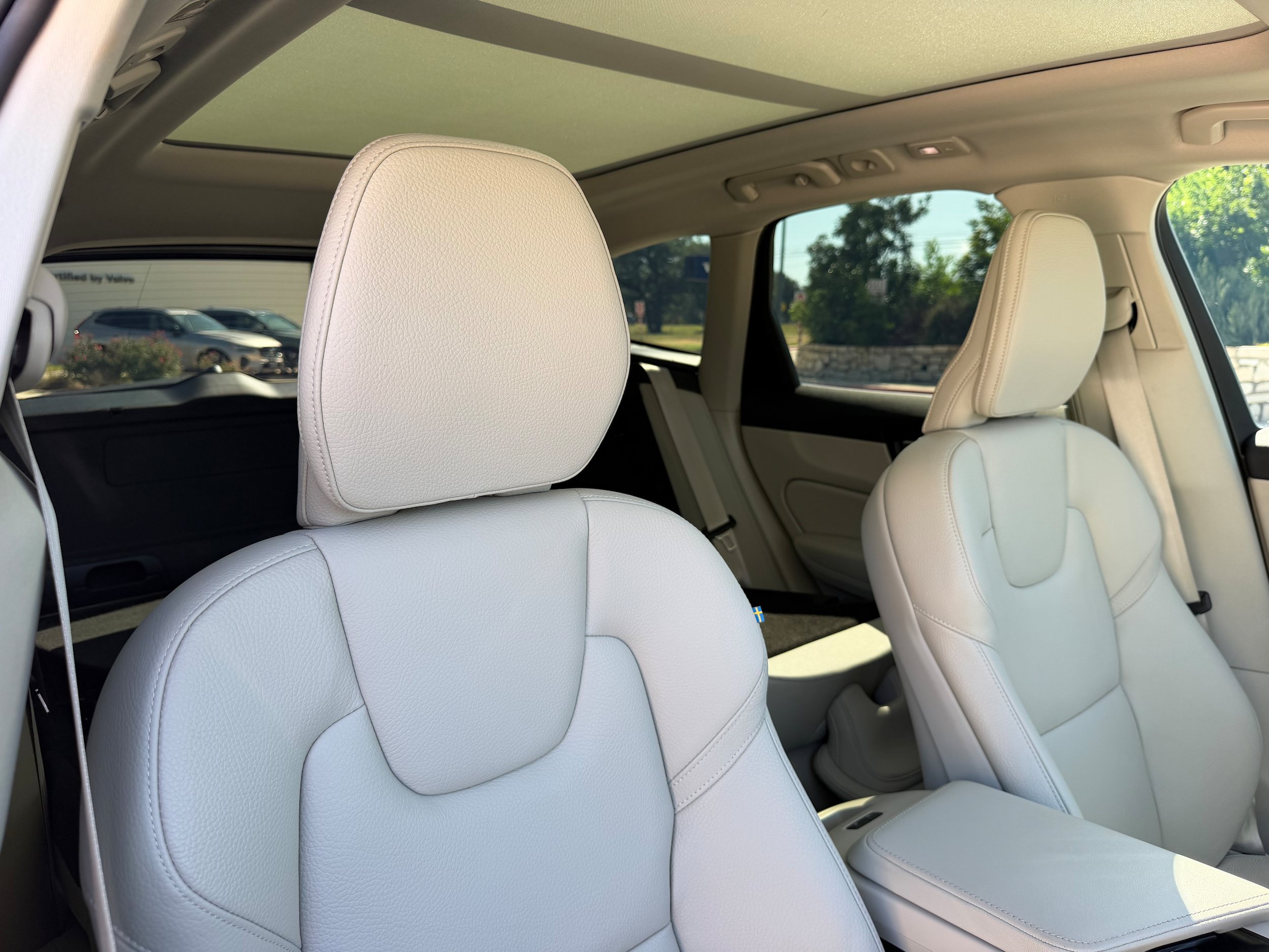 Certified 2023 Volvo XC60 B5 Plus AWD/4WD image 11