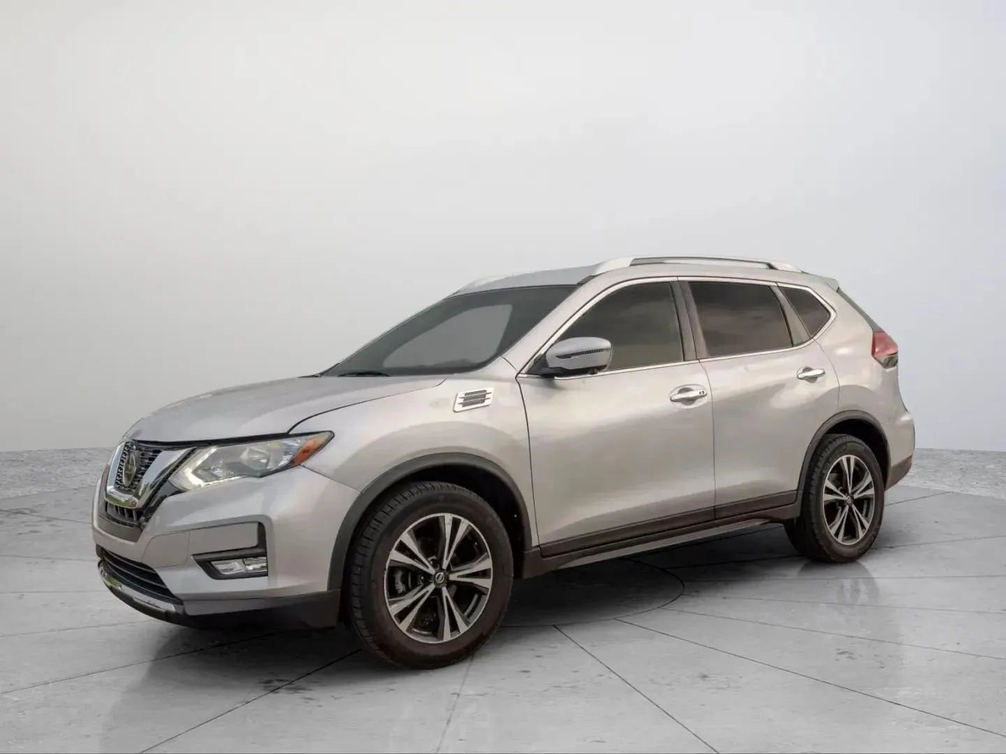 Used 2019 Nissan Rogue SV w/ Premium Package image 3