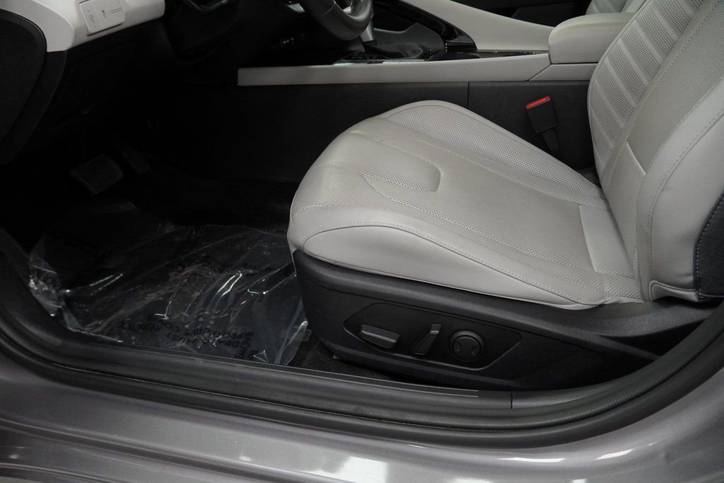 Used 2024 Hyundai Elantra Limited image 43